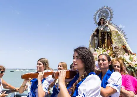 Imagen secundaria 1 - Cádiz muestra de nuevo su fervor por la Virgen del Carmen