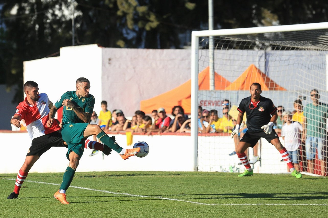 Fotos: El Cádiz golea al Chiclana (1-9)