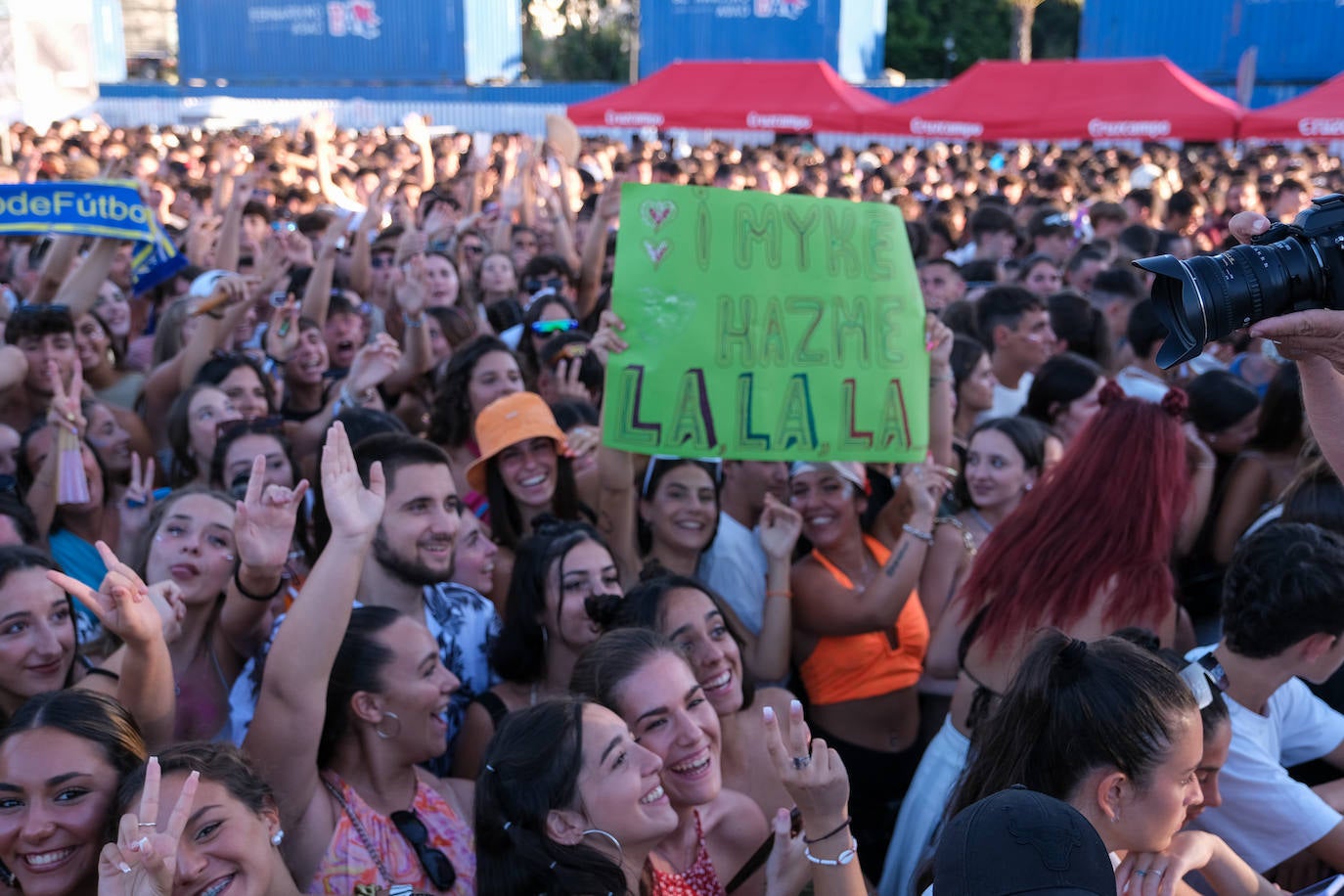 FOTOS: El latino Myke Towers eleva la temperatura con un gran concierto en Cádiz