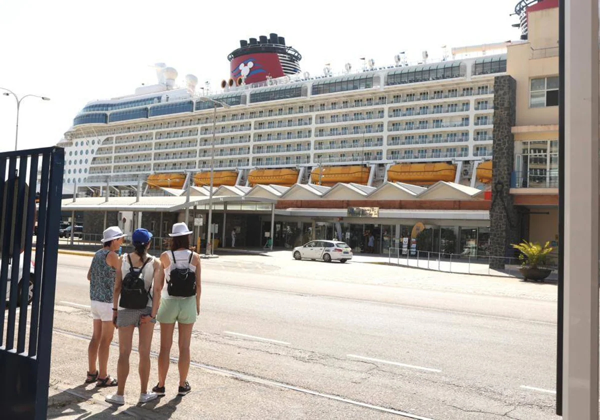 El crucero Disney Dream ha atracado en Cádiz este lunes