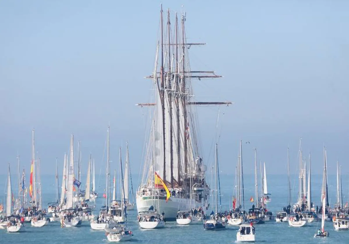 El buque Juan Sebastián de Elcano, acompañado de numerosas embarcaciones.
