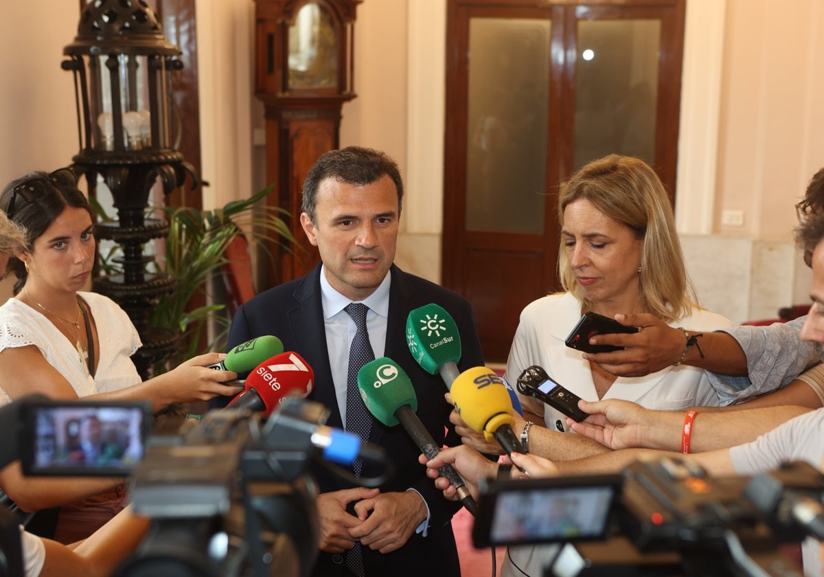 El alcalde de la ciudad, Bruno García, junto a la presidenta de la Diputación.