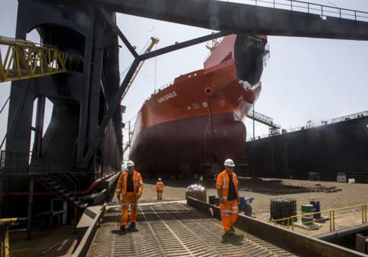 Reparación de un buque en el dique flotante del astillero de Cádiz