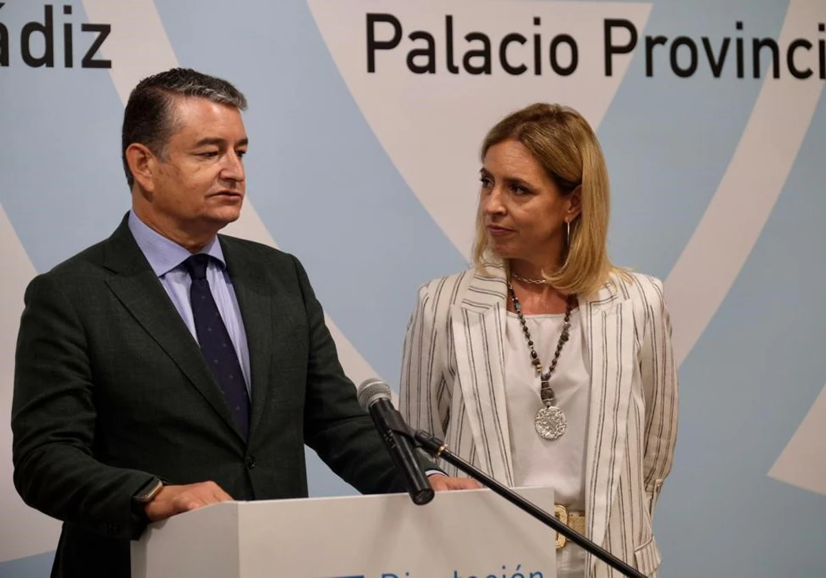 Antonio Sanz, junto a la presidenta de la Diputación, Almudena Martínez.