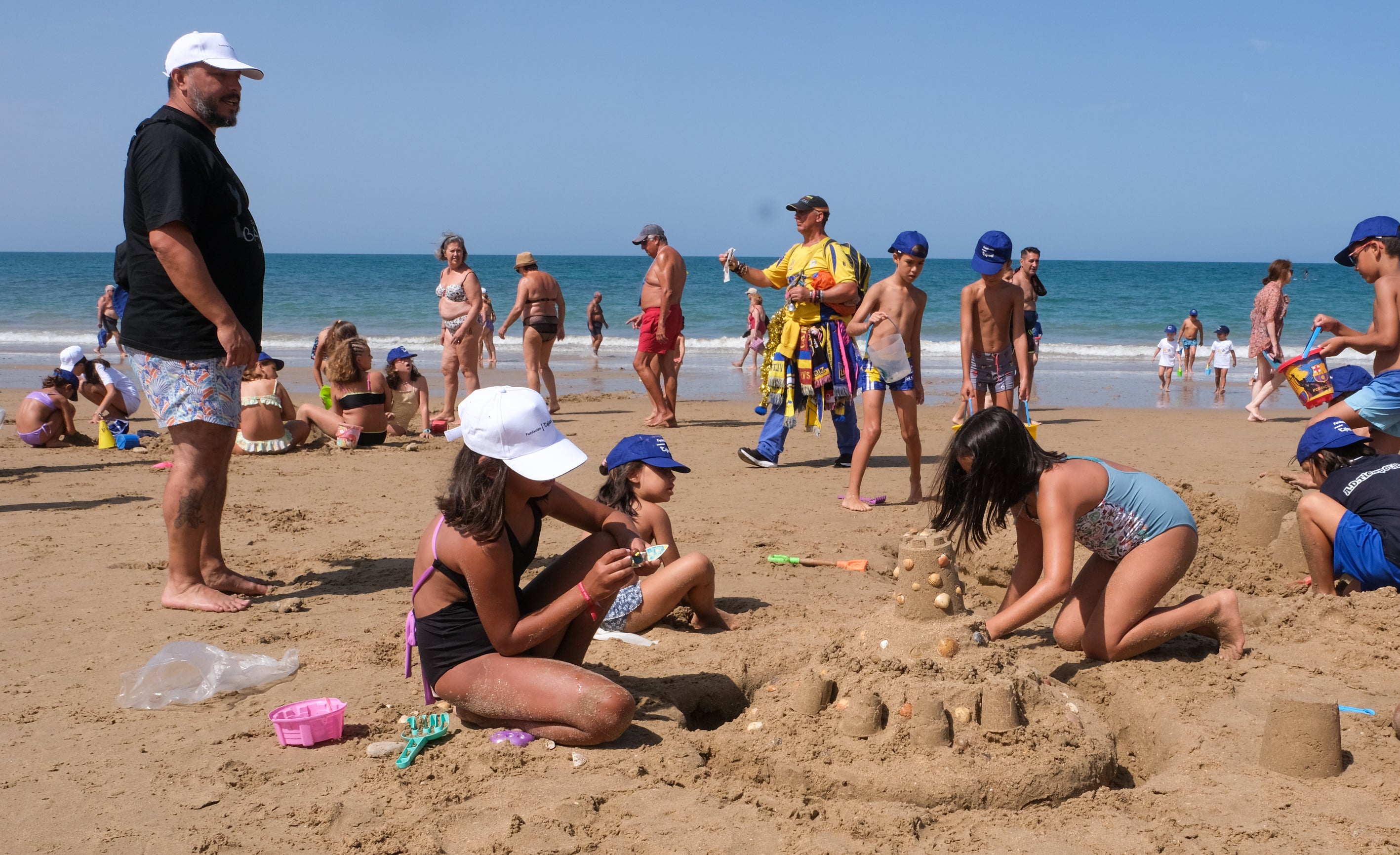 Fotos: La Playa de la Victoria acoge un concurso de castillos de arena