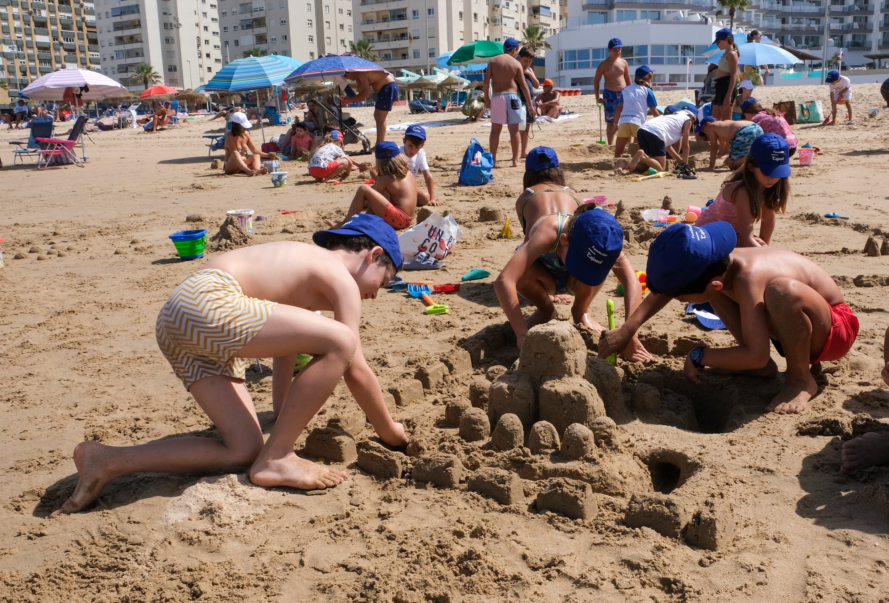 Fotos: La Playa de la Victoria acoge un concurso de castillos de arena