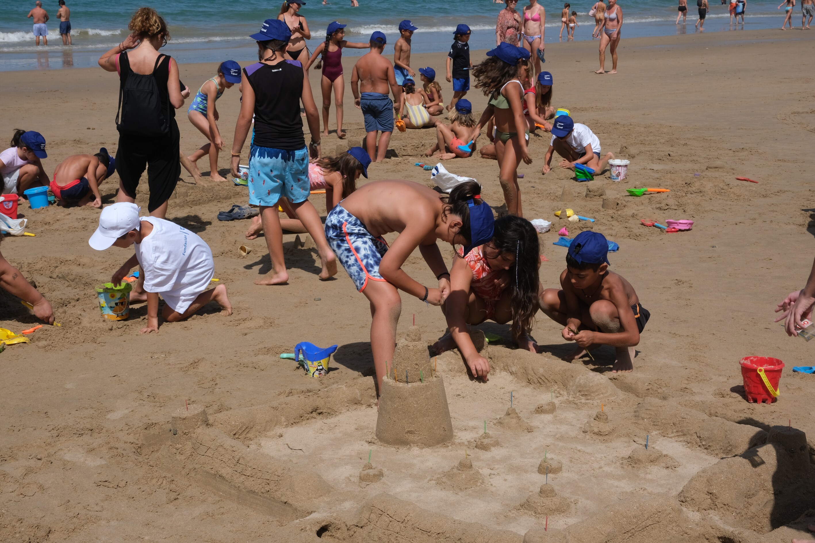 Fotos: La Playa de la Victoria acoge un concurso de castillos de arena