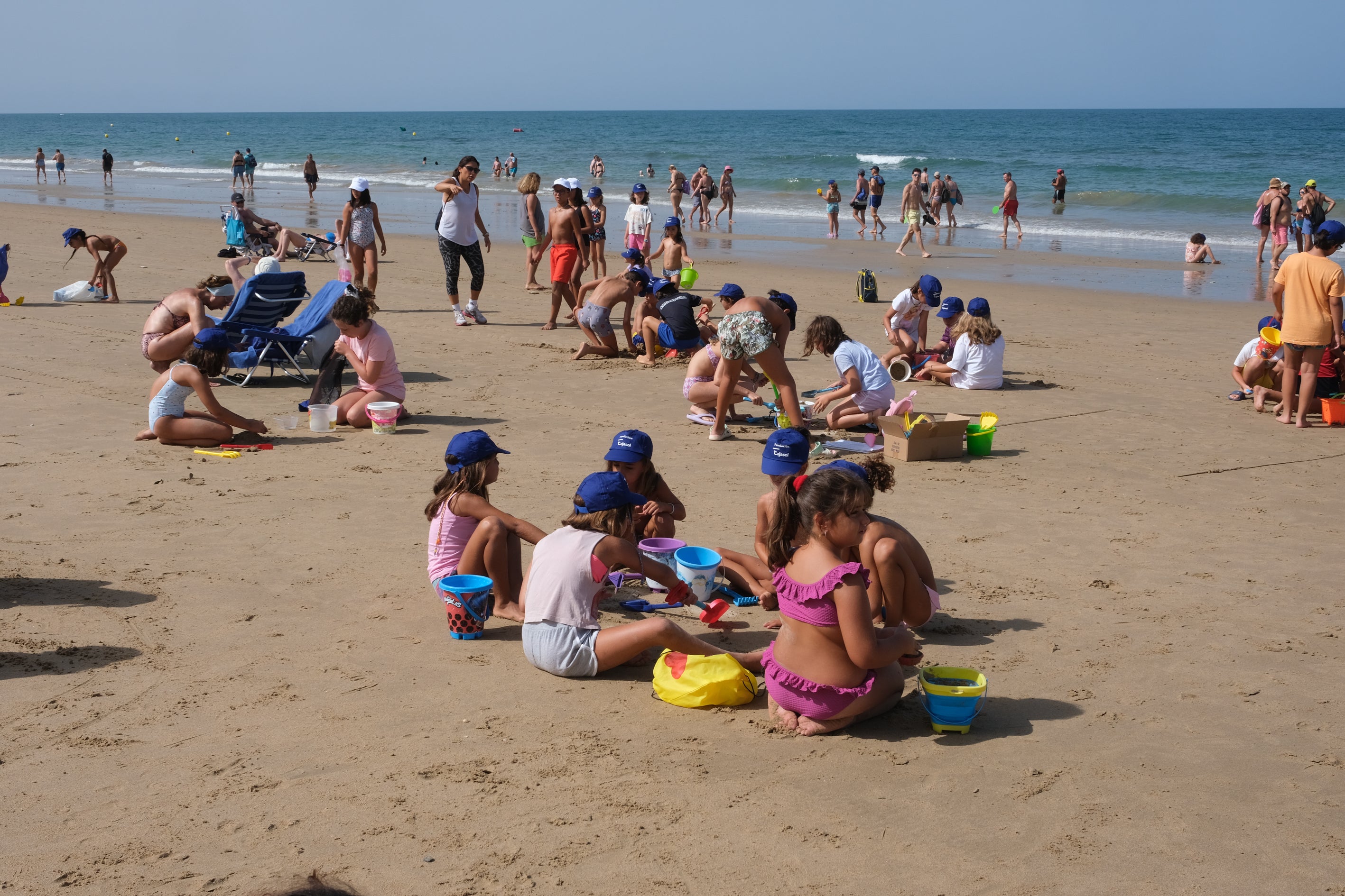 Fotos: La Playa de la Victoria acoge un concurso de castillos de arena