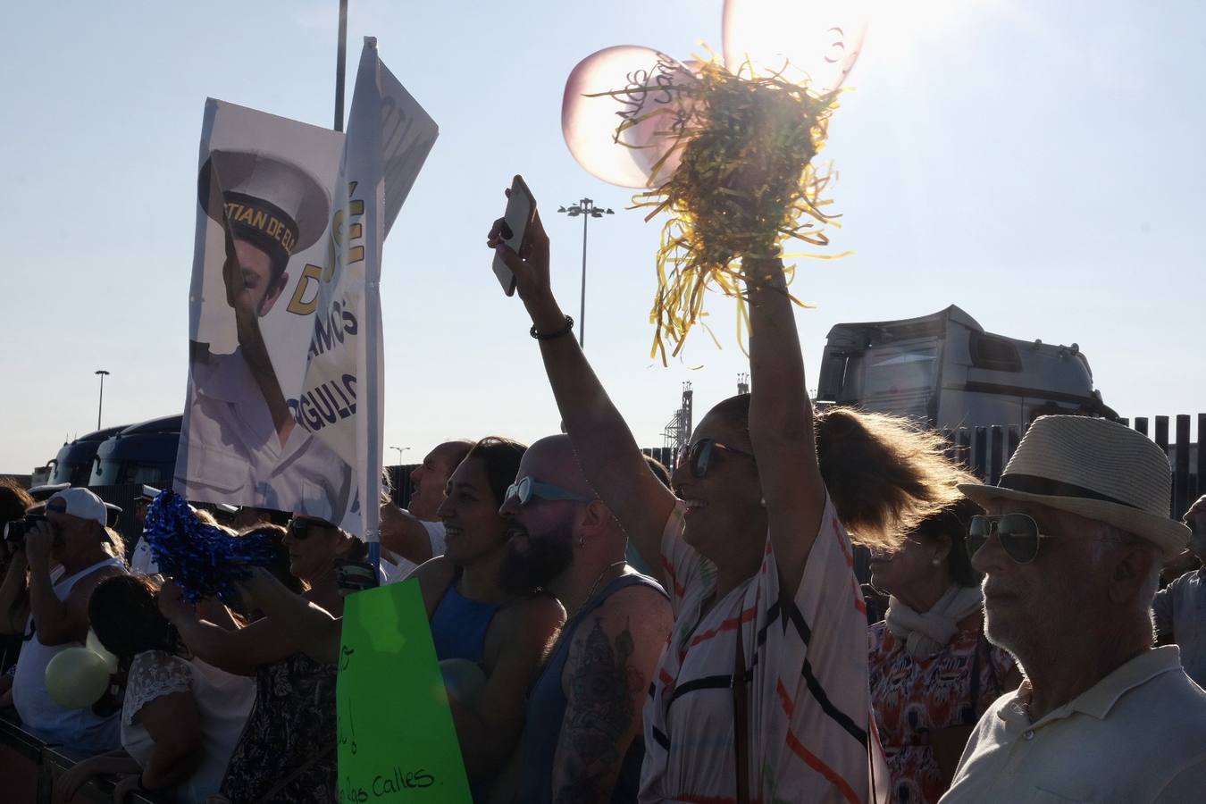 Fotos: Emotiva llegada del Juan Sebastián Elcano a Cádiz