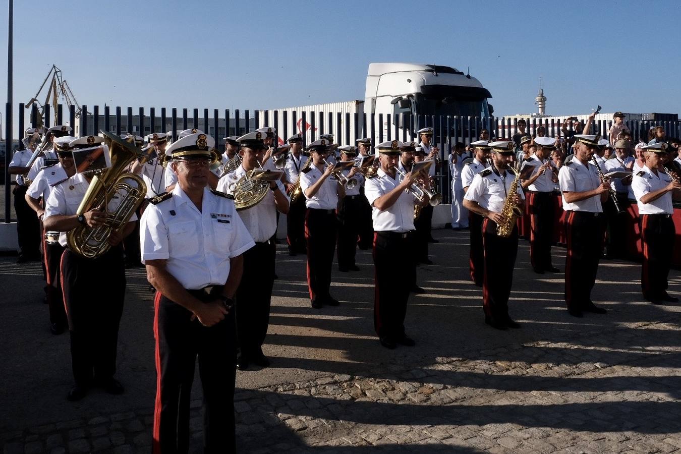 Fotos: Emotiva llegada del Juan Sebastián Elcano a Cádiz