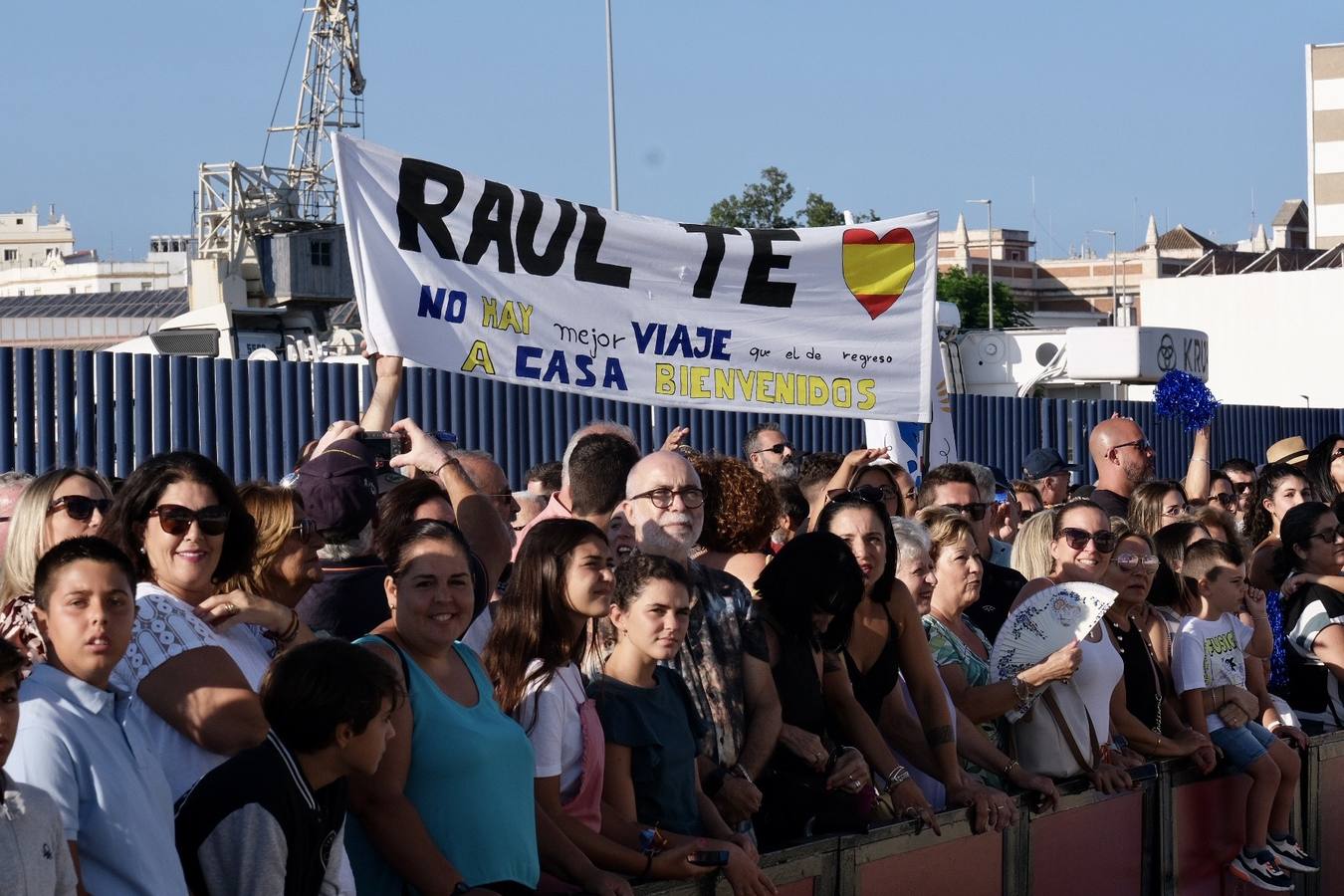 Fotos: Emotiva llegada del Juan Sebastián Elcano a Cádiz