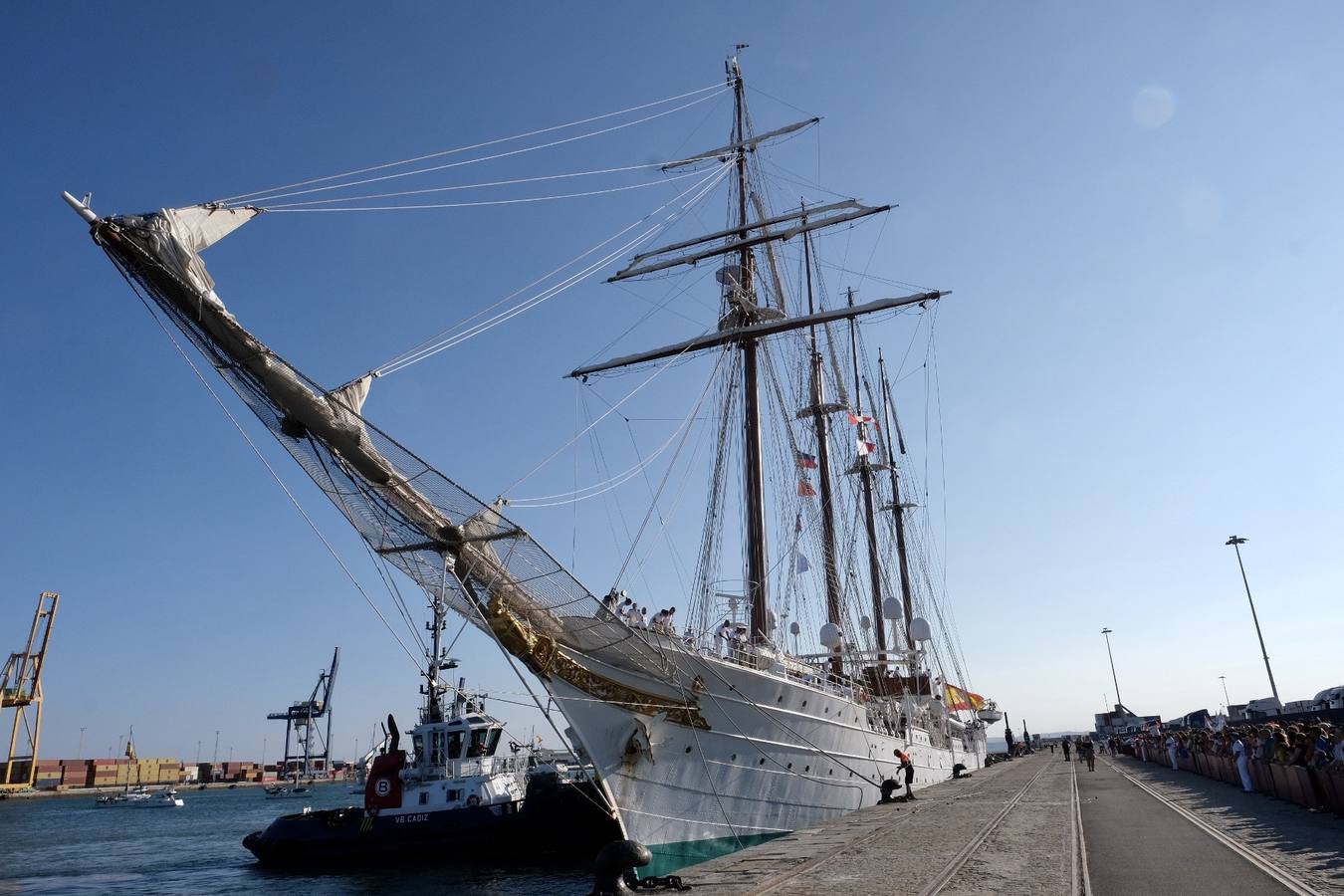 Fotos: Emotiva llegada del Juan Sebastián Elcano a Cádiz