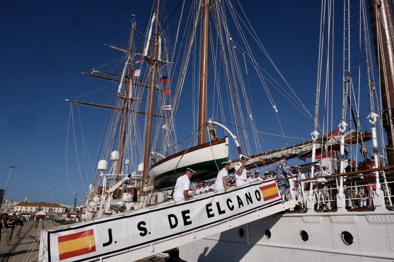 Fotos: Emotiva llegada del Juan Sebastián Elcano a Cádiz