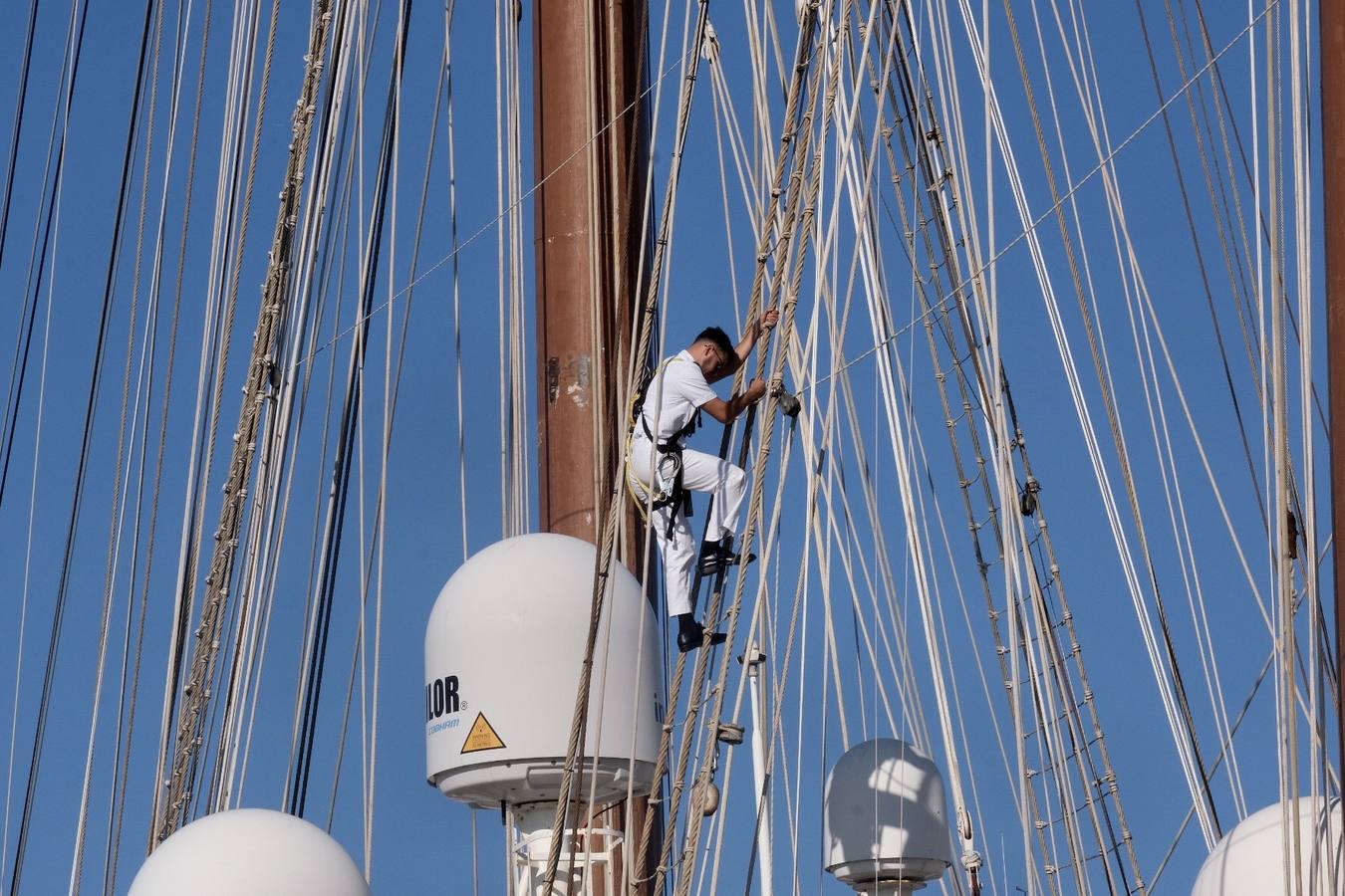 Fotos: Emotiva llegada del Juan Sebastián Elcano a Cádiz