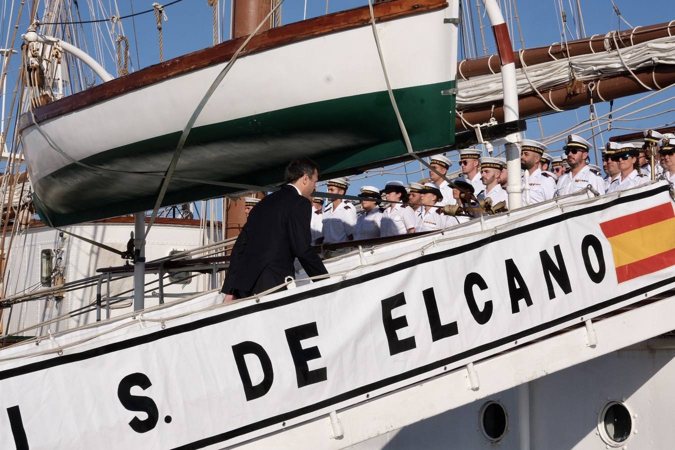 Fotos: Emotiva llegada del Juan Sebastián Elcano a Cádiz