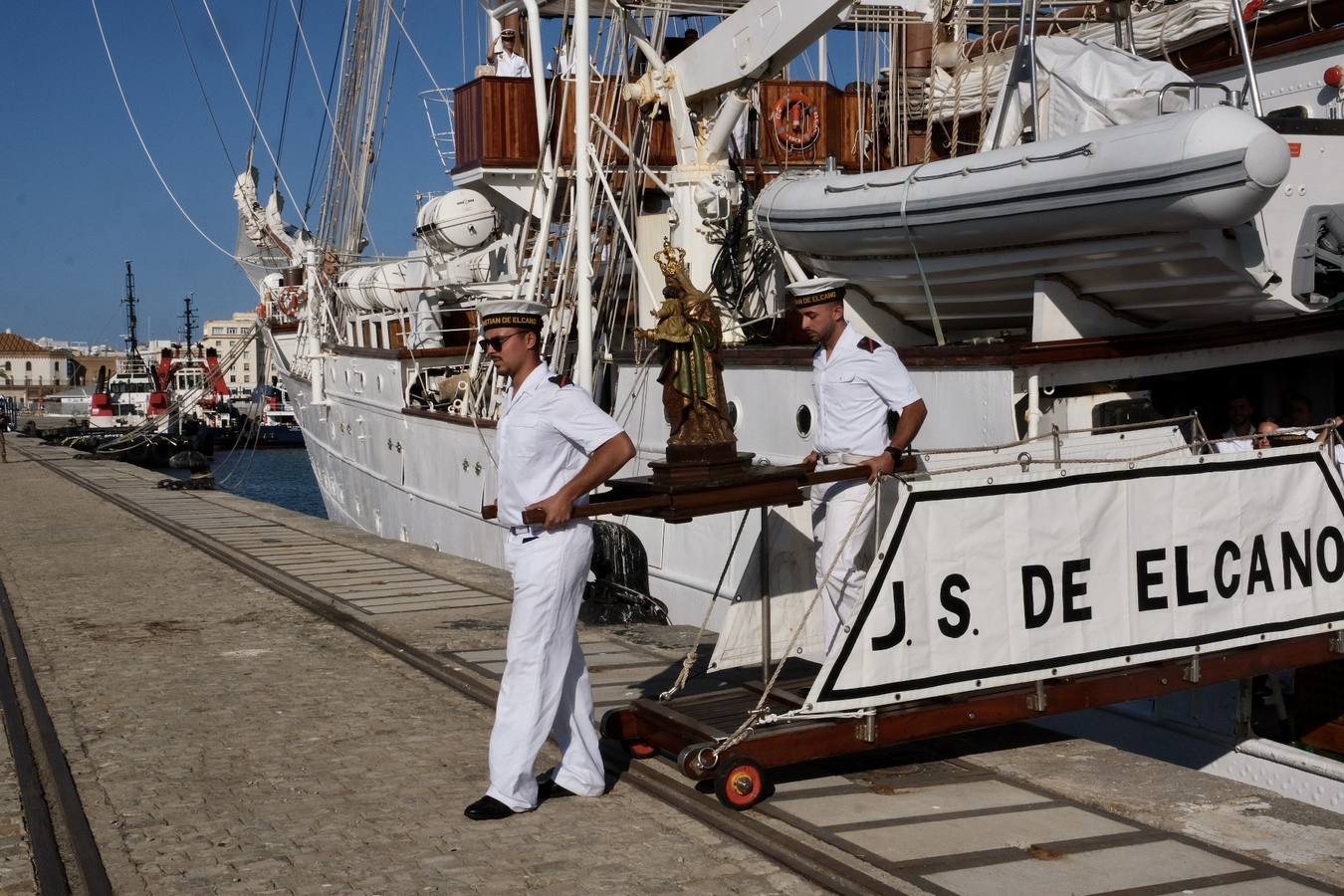 Fotos: Emotiva llegada del Juan Sebastián Elcano a Cádiz