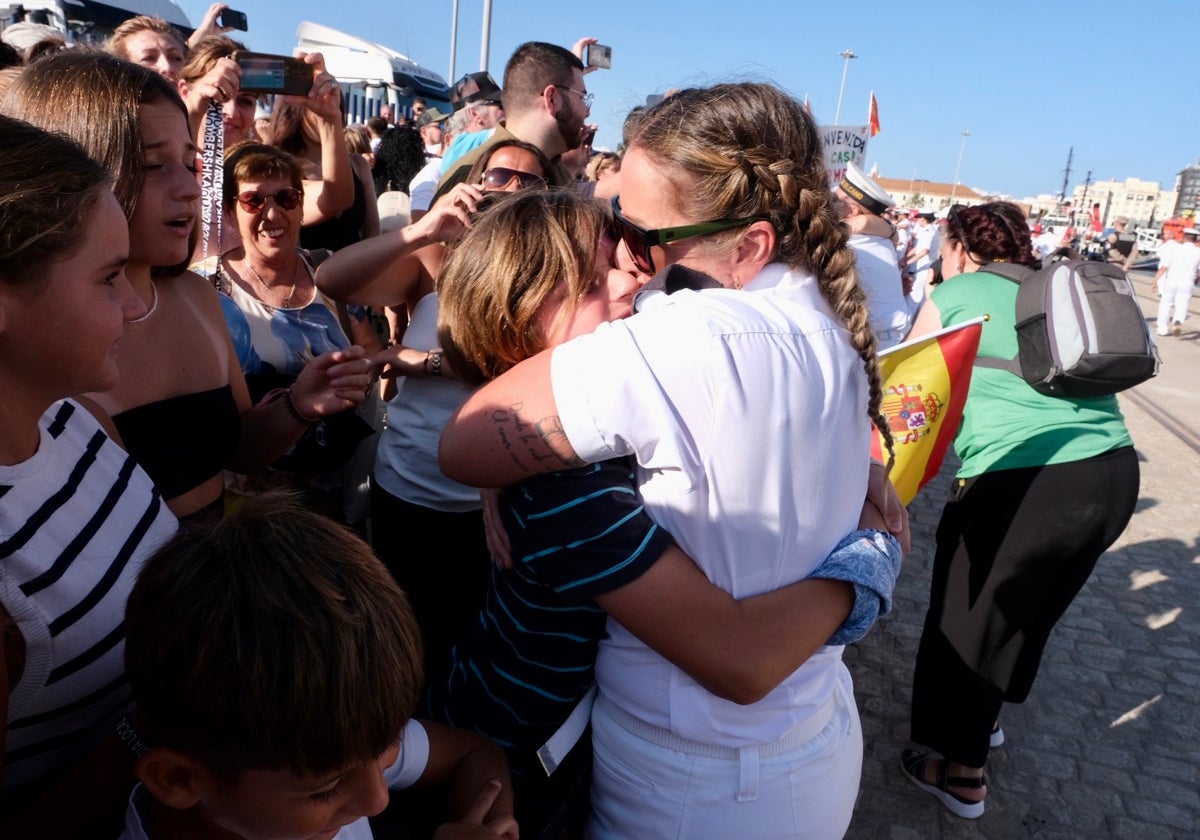 Abrazo a la llegada de una de las tripulantes del Juan Sebastián Elcano