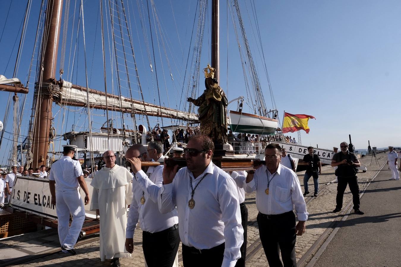 Fotos: Emotiva llegada del Juan Sebastián Elcano a Cádiz