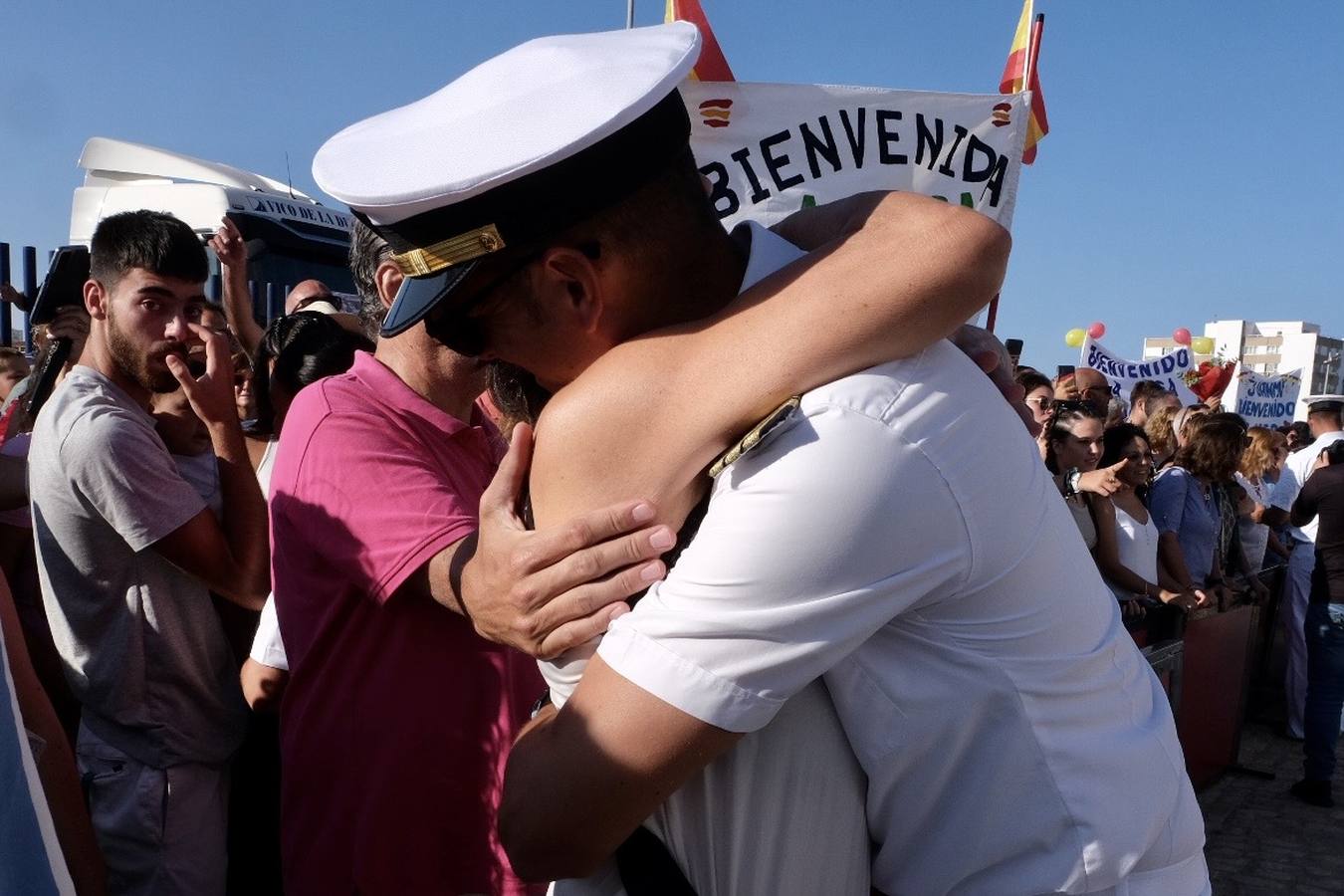 Fotos: Emotiva llegada del Juan Sebastián Elcano a Cádiz