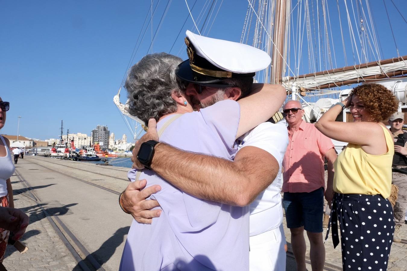 Fotos: Emotiva llegada del Juan Sebastián Elcano a Cádiz