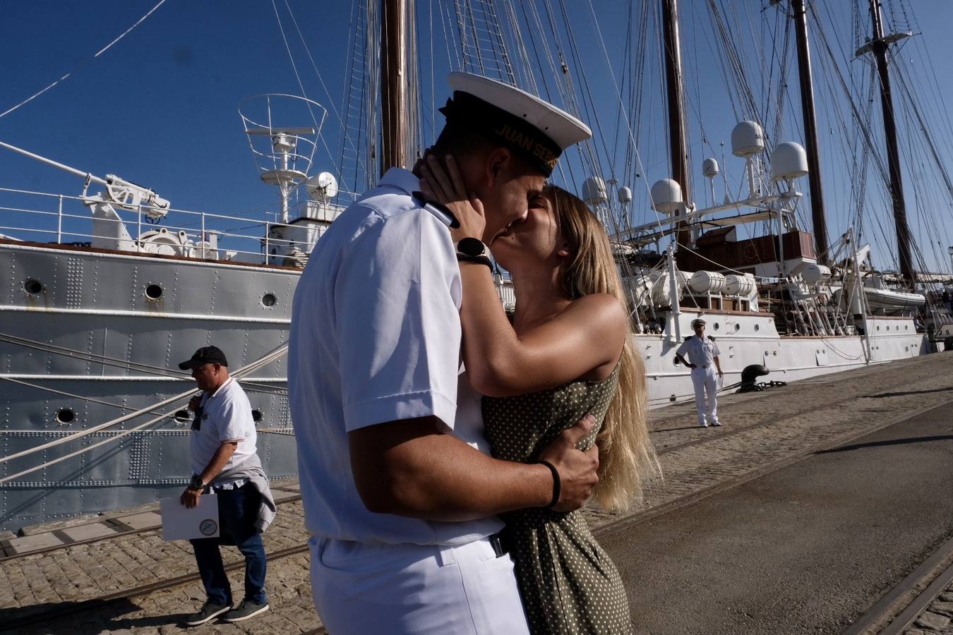 Fotos: Emotiva llegada del Juan Sebastián Elcano a Cádiz