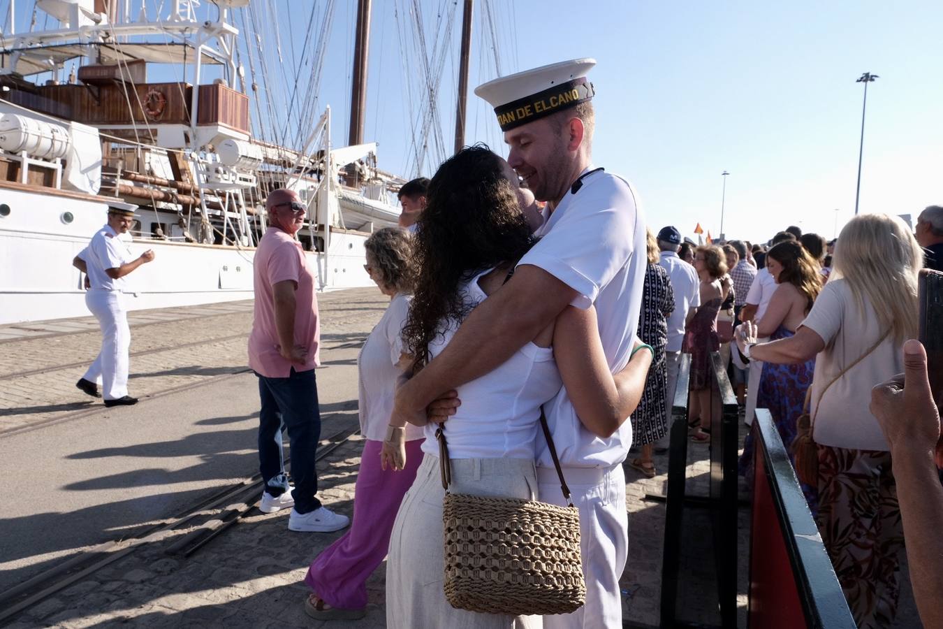 Fotos: Emotiva llegada del Juan Sebastián Elcano a Cádiz