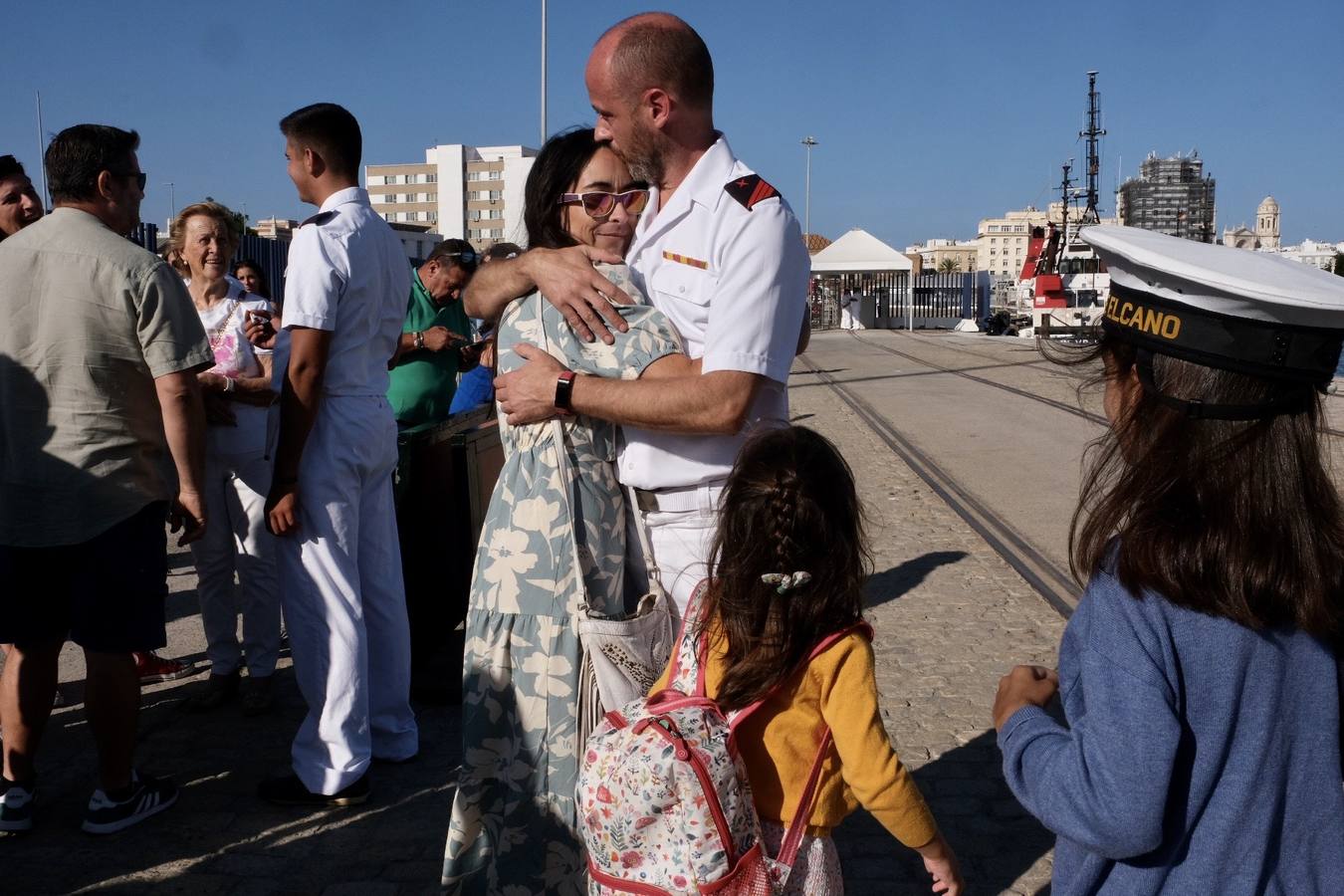 Fotos: Emotiva llegada del Juan Sebastián Elcano a Cádiz