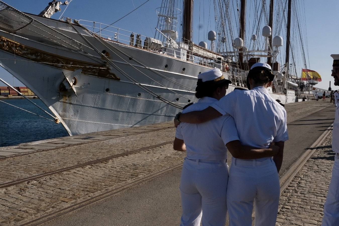 Fotos: Emotiva llegada del Juan Sebastián Elcano a Cádiz