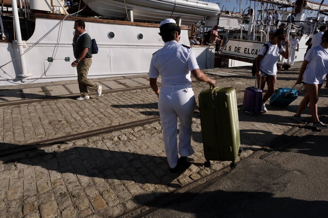 Fotos: Emotiva llegada del Juan Sebastián Elcano a Cádiz