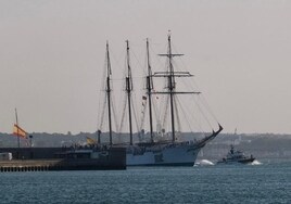 Cádiz arropa en su llegada al buque escuela Juan Sebastián de Elcano