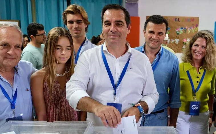 Imagen principal - Los candidatos del PP, de Adelante Andalucía y Sumar, ejerciendo su derecho al voto.