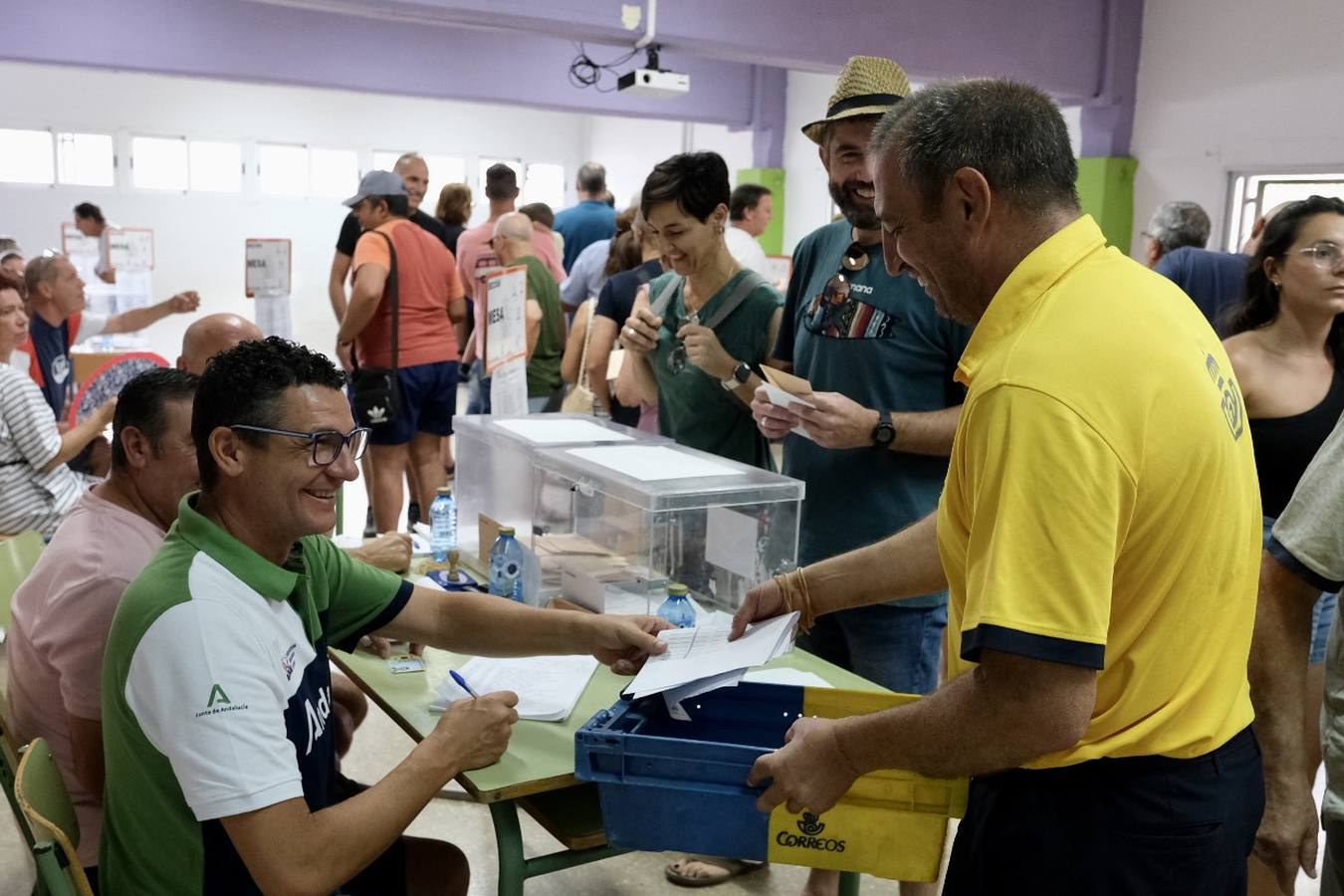 Fotos: Ambiente playero en una jornada electoral decisiva