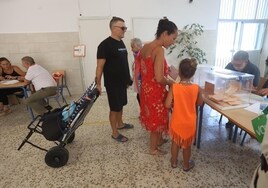Cádiz vota y se va a la playa