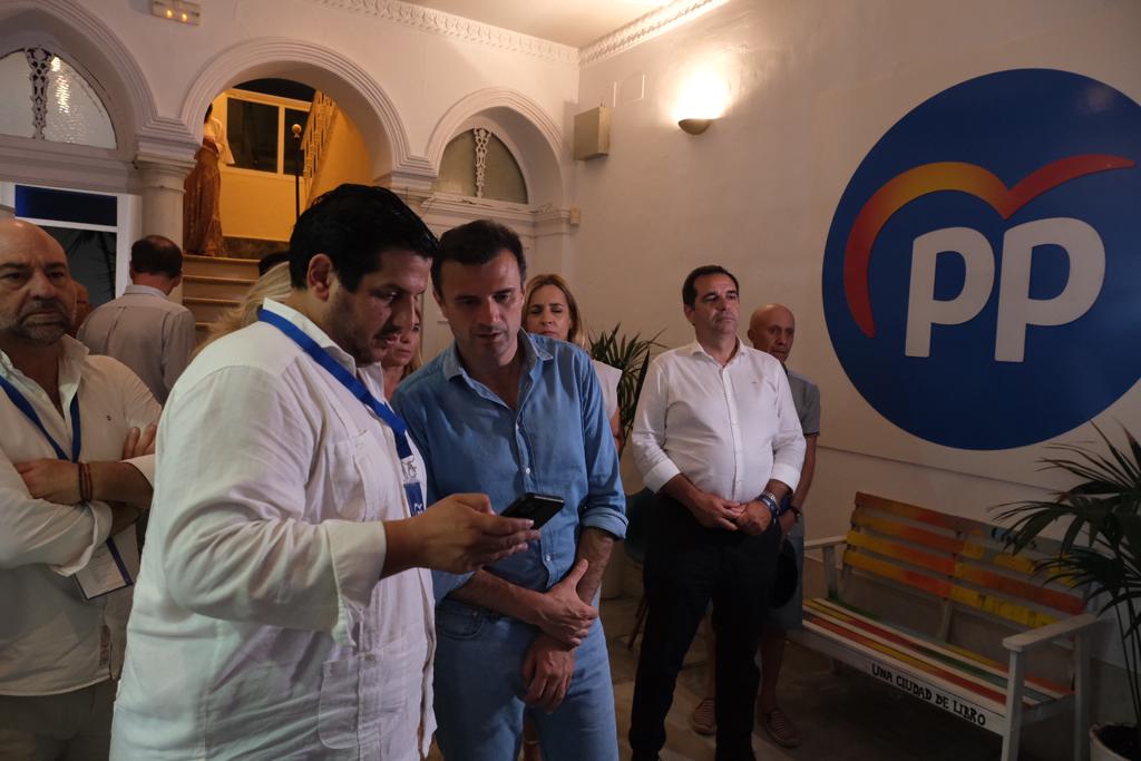 Fotos: Ambiente en la sede del PP en Cádiz