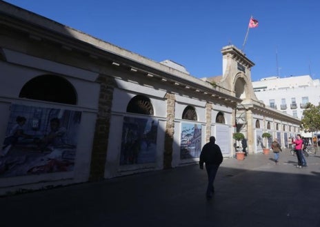 Imagen secundaria 1 - Día a día en la Plaza de Abastos de Cádiz.