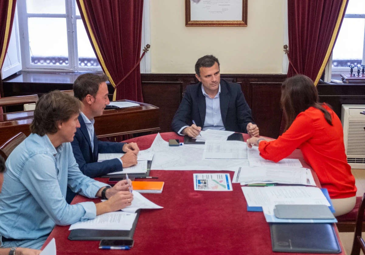 El alcalde y varios concejales analizan los proyectos de vivienda y las actuaciones a corto y medio plazo en Cádiz