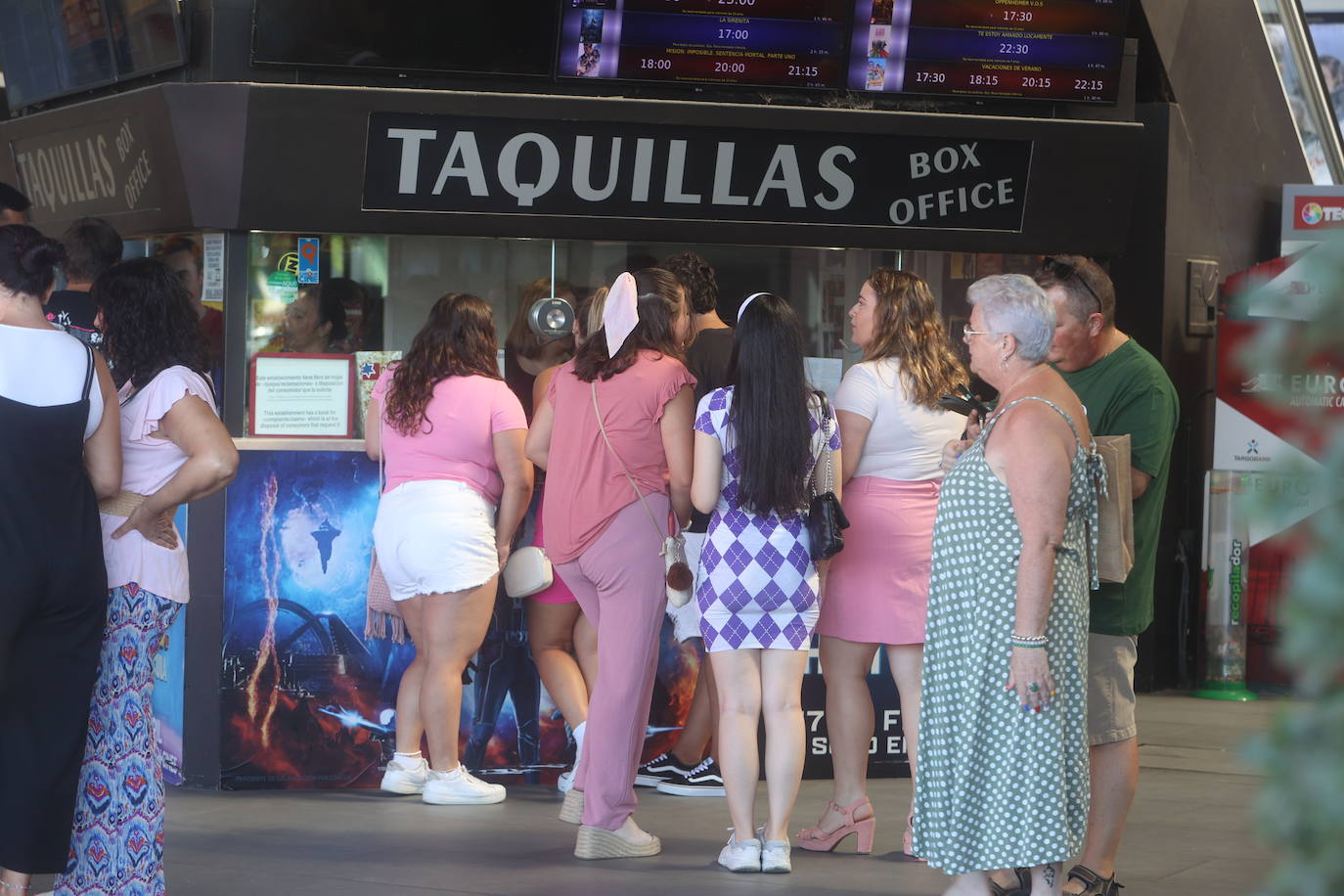 FOTOS: Barbie enamora al público y tiñe los cines de Cádiz de rosa