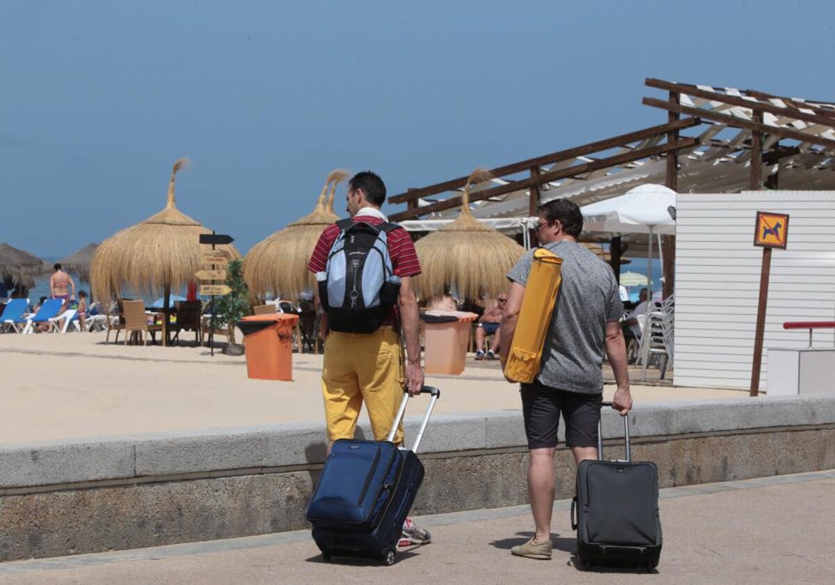 Turistas en el paseo marítimo de Cádiz.
