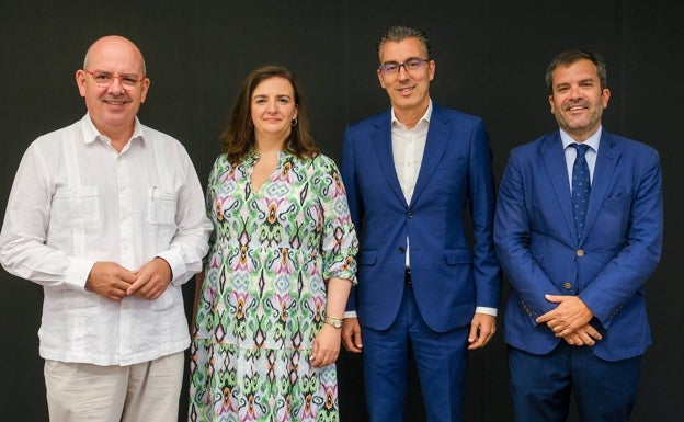 Javier Sánchez Rojas, presidente de la CEC; Felisa Parrilla, Chief Information Officer de Osborne; y Joaquín Segovia, director Territorial Sur de Telefónica, junto al director de LA VOZ de Cádiz, Ignacio Moreno Bustamante