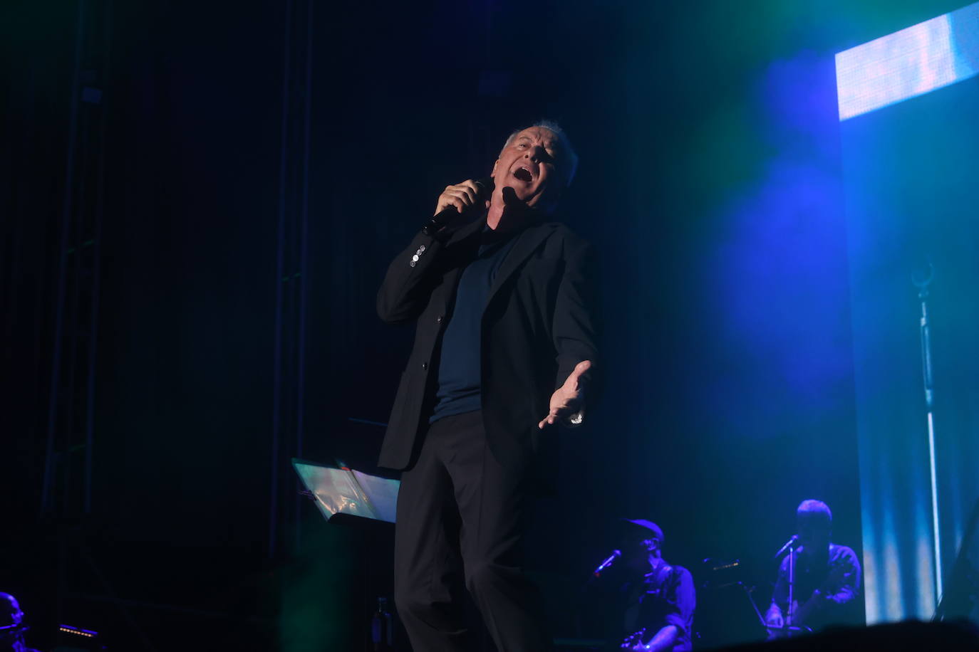 Fotos: Víctor Manuel hace latir Chiclana con recuerdos de una vida