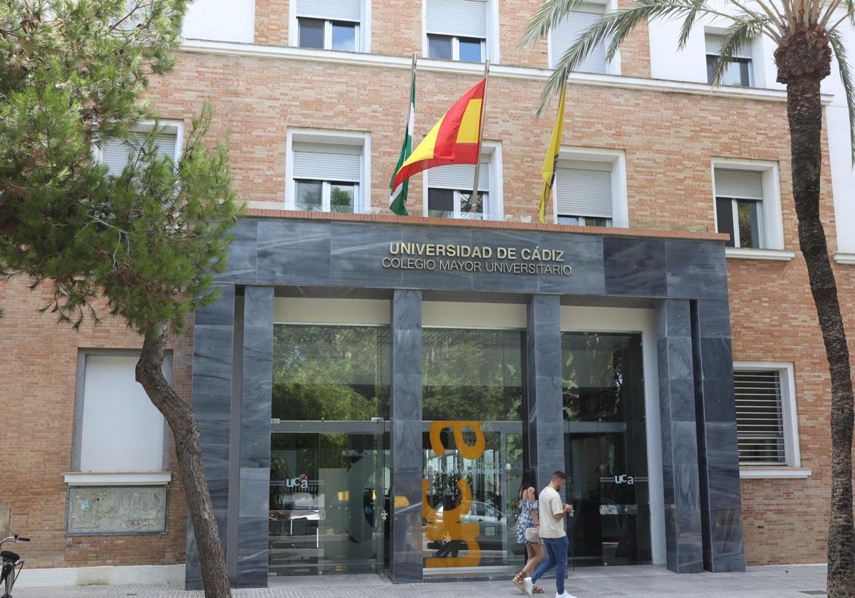 Varios jóvenes pasean por delante del Colegio Mayor de la Universidad de Cádiz