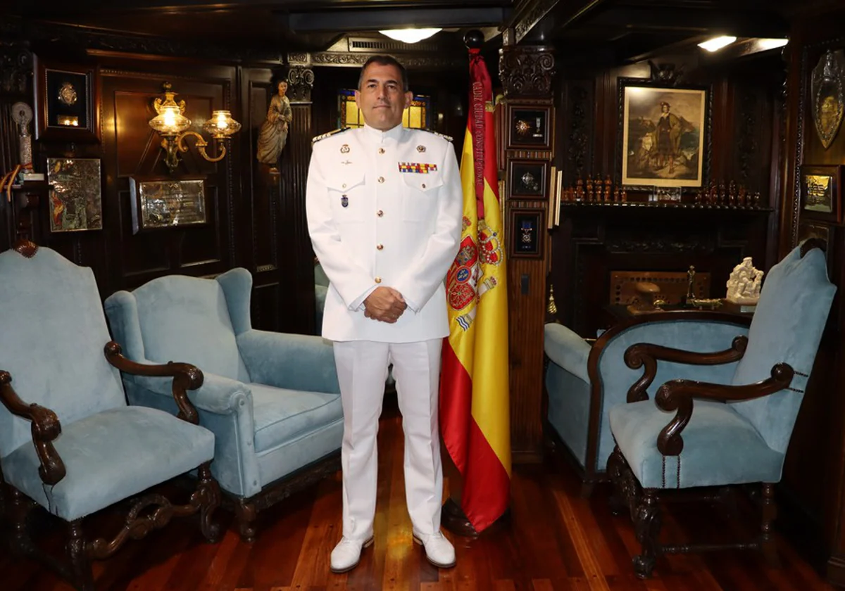 El capitán de navío Luis Carreras-Presas en la cámara del comandante del buque escuela.