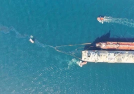 El vertido de fuel desde un barco que repostaba en Gibraltar obliga a suspender las operaciones en su puerto