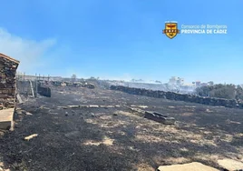 Un incendio obliga a desalojar varias viviendas ubicadas en la zona alta de la urbanización Venta Melchor, en La Línea