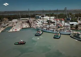 Vídeo: así fue la impresionante llegada del Juan Sebastián de Elcano al astillero de Cádiz