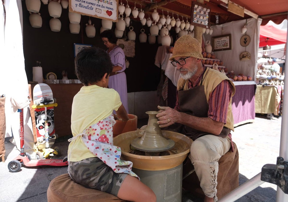 Puesto de cerámica en el Mercado Andalusí