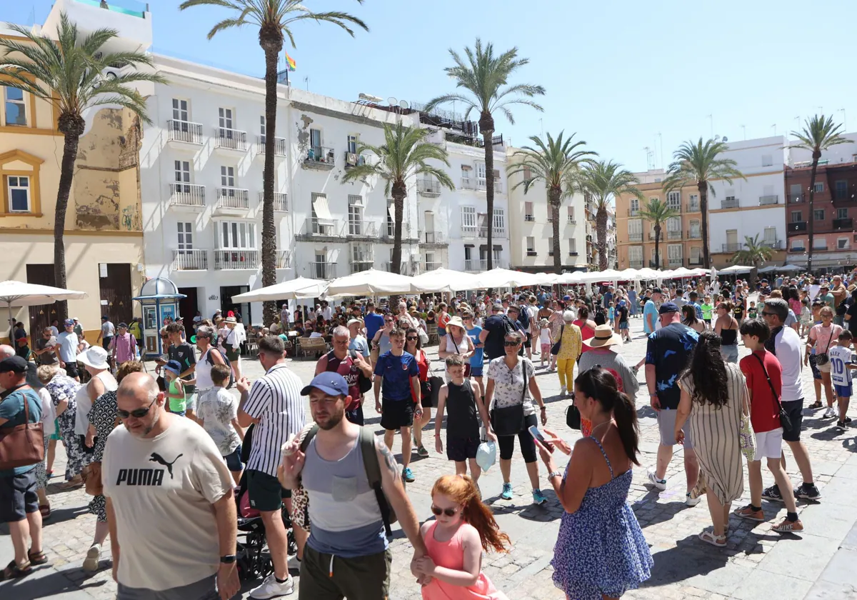 El alcalde de Cádiz aboga por un turismo «sostenible» y «de convivencia» con los vecinos