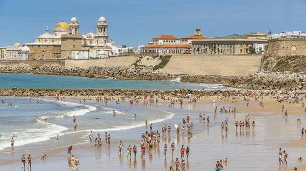 Las mejores playas de Cádiz para cuando haga viento de Levante