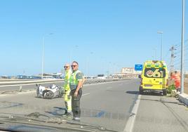 Herido un motorista tras colisionar contra el quitamiedos de la carretera a la entrada de Cádiz