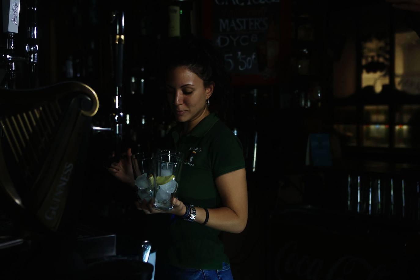 Apagón: Cádiz se queda sin luz durante más de una hora con perjuicios para la hostelería y los hogares